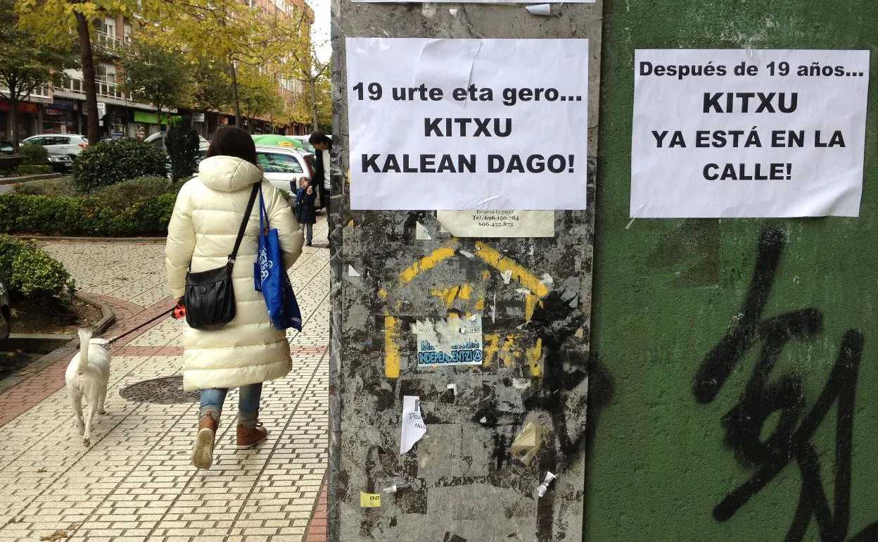 Carteles colocados en 2013 en Leioa en apoyo a Kitxu, preso de ETA excarcelado por la Doctrina Parot