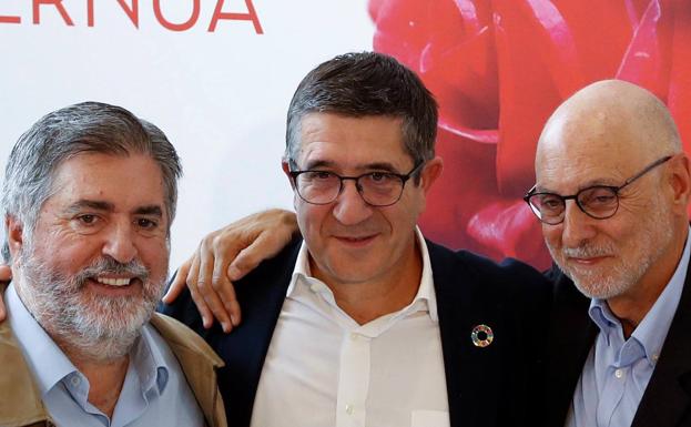 Imagen principal - Rodolfo Ares con Patxi López y Jesús Eguiguren (arriba). En el centro, en una reunión de la Ejecutiva Federal del PSOE y abajo, durante su etapa como consejero vasco de Interior.