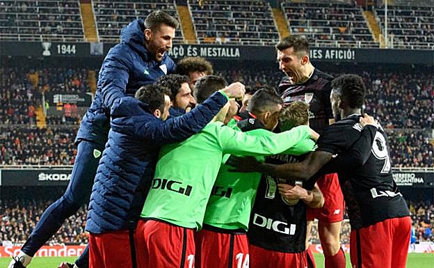 Así celebraron los jugadores del Athletic el triunfo en Mestalla