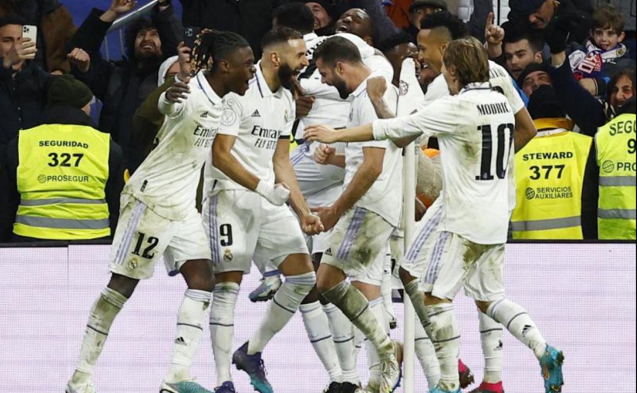 Benzema celebra junto a sus compañeros su decisivo gol al Atlético.