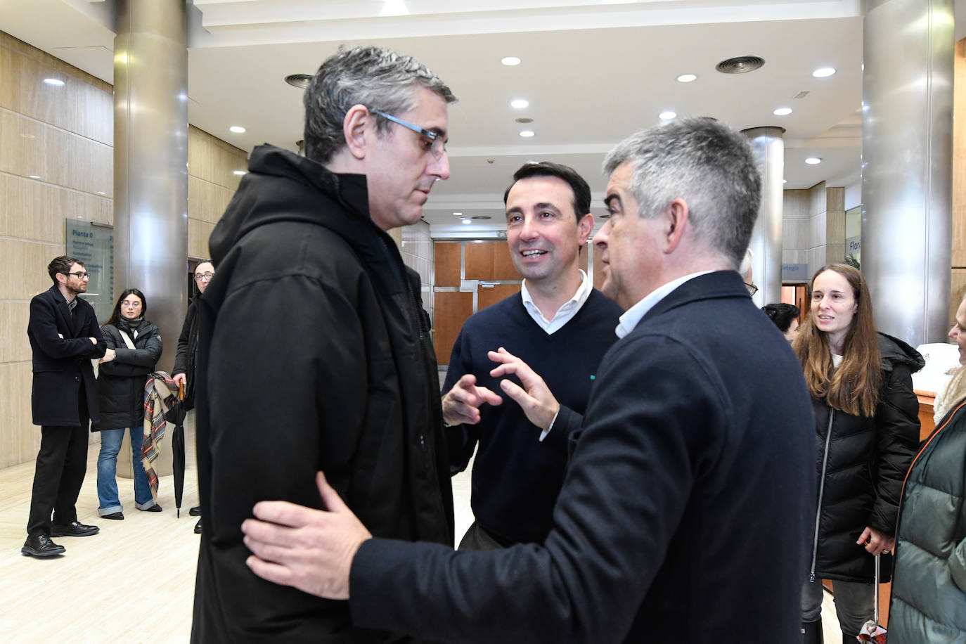 Eduardo Madina conversa con Miguel Ángel Morales y Mikel Torres.