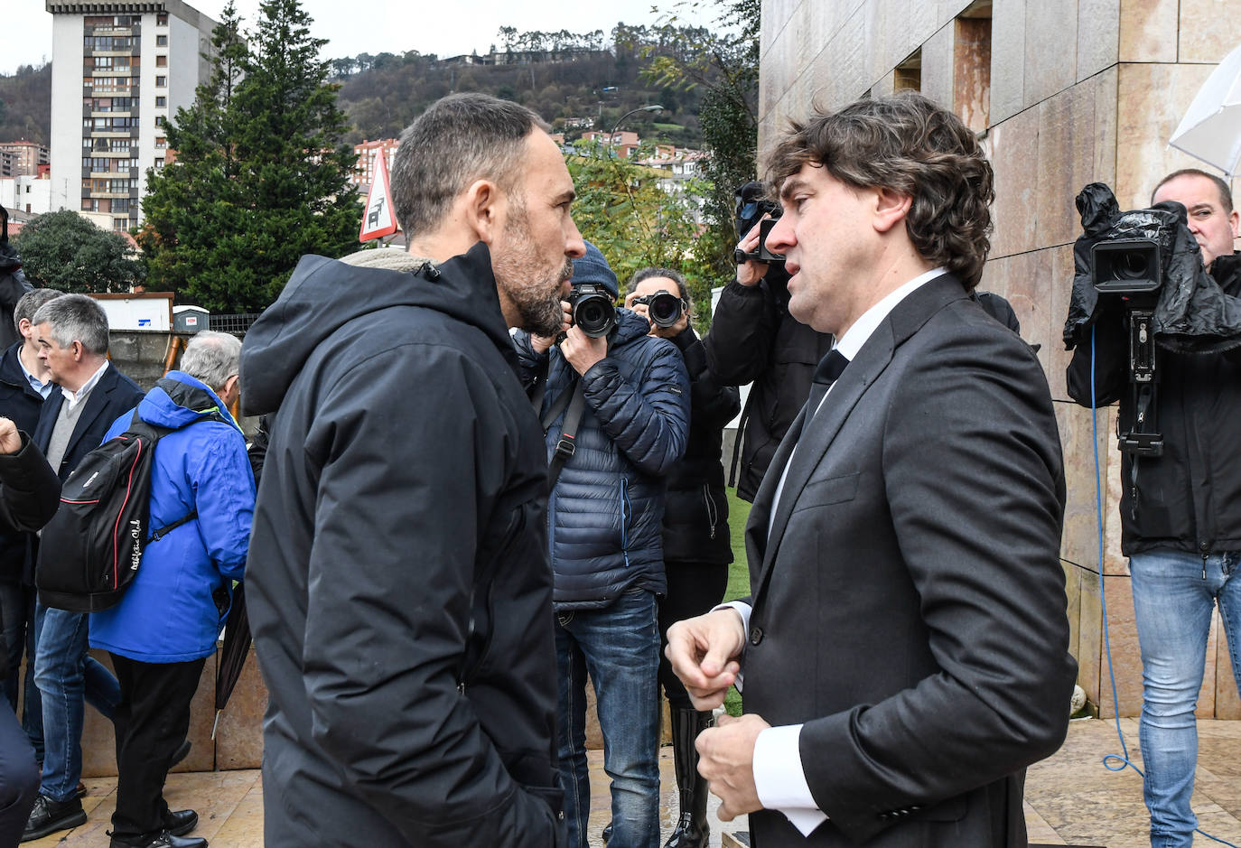 El delegado del Gobierno en el País Vasco, Denis Itxaso, conversa con Eneko Andueza.