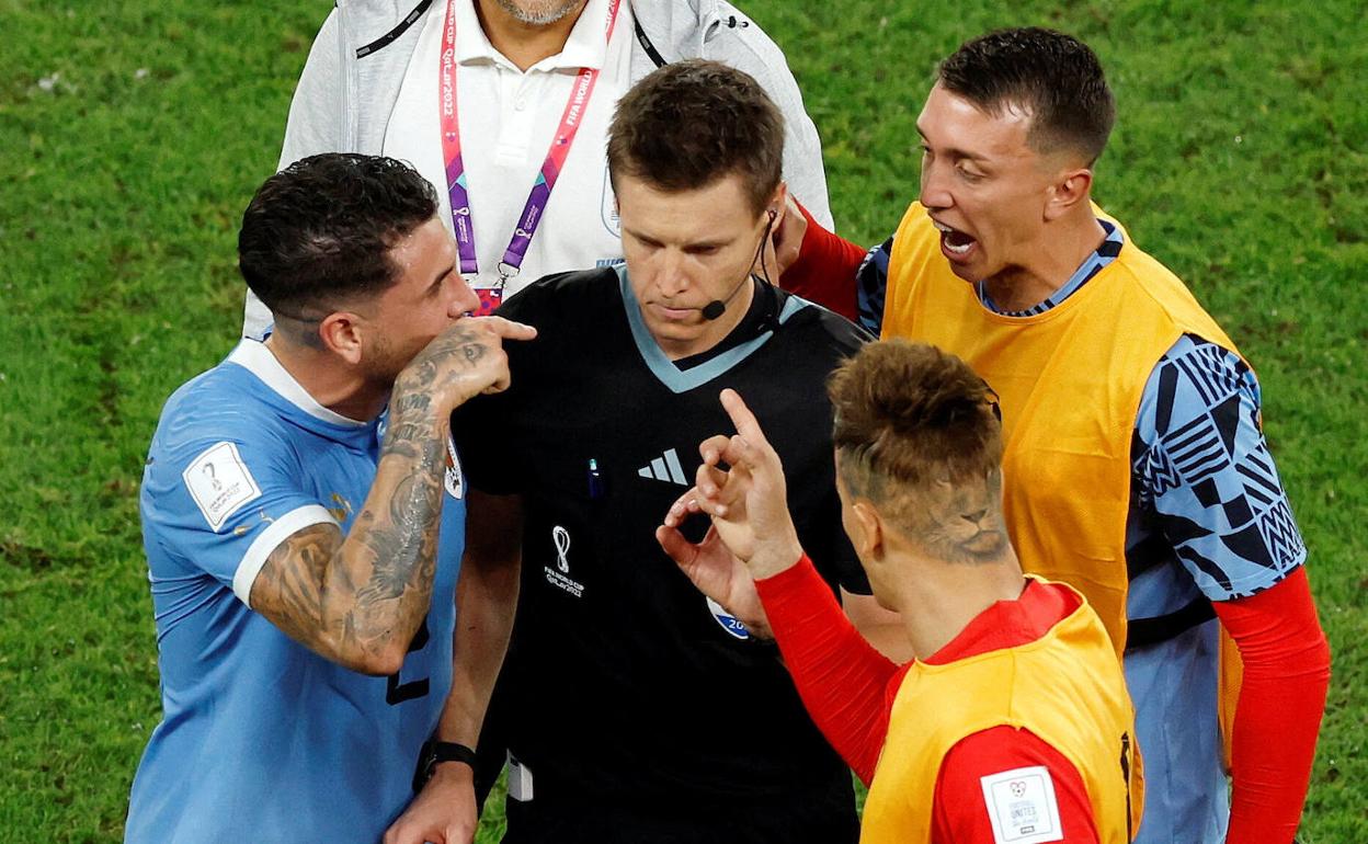 Giménez y Muslera protestan al árbitro tras el partido conrtra Ghana.