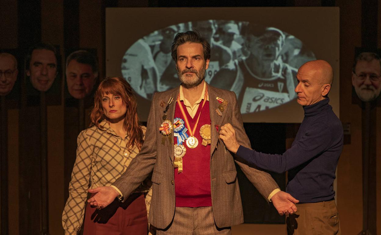 Antonio Gómez se mete en la piel de 'Billy el Niño' mientras Jessica Belda y Jesús Barranco interpretan a varios personajes. 