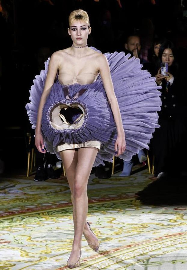 Una modelo luce creaciones de Viktor & Rolf durante la Semana de la Moda de París.