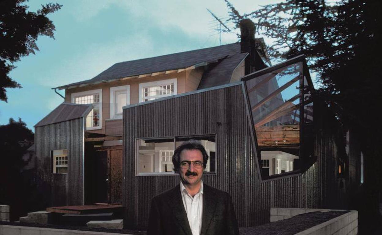 Gehry, delante de su antigua casa en Santa Mónica. 