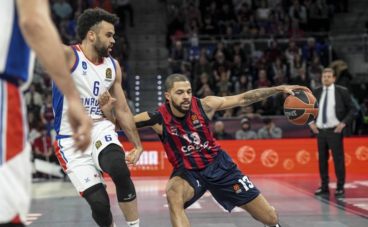 Darius Thompson controla la bola durante el encuentro de anoche ante el Efes. / 