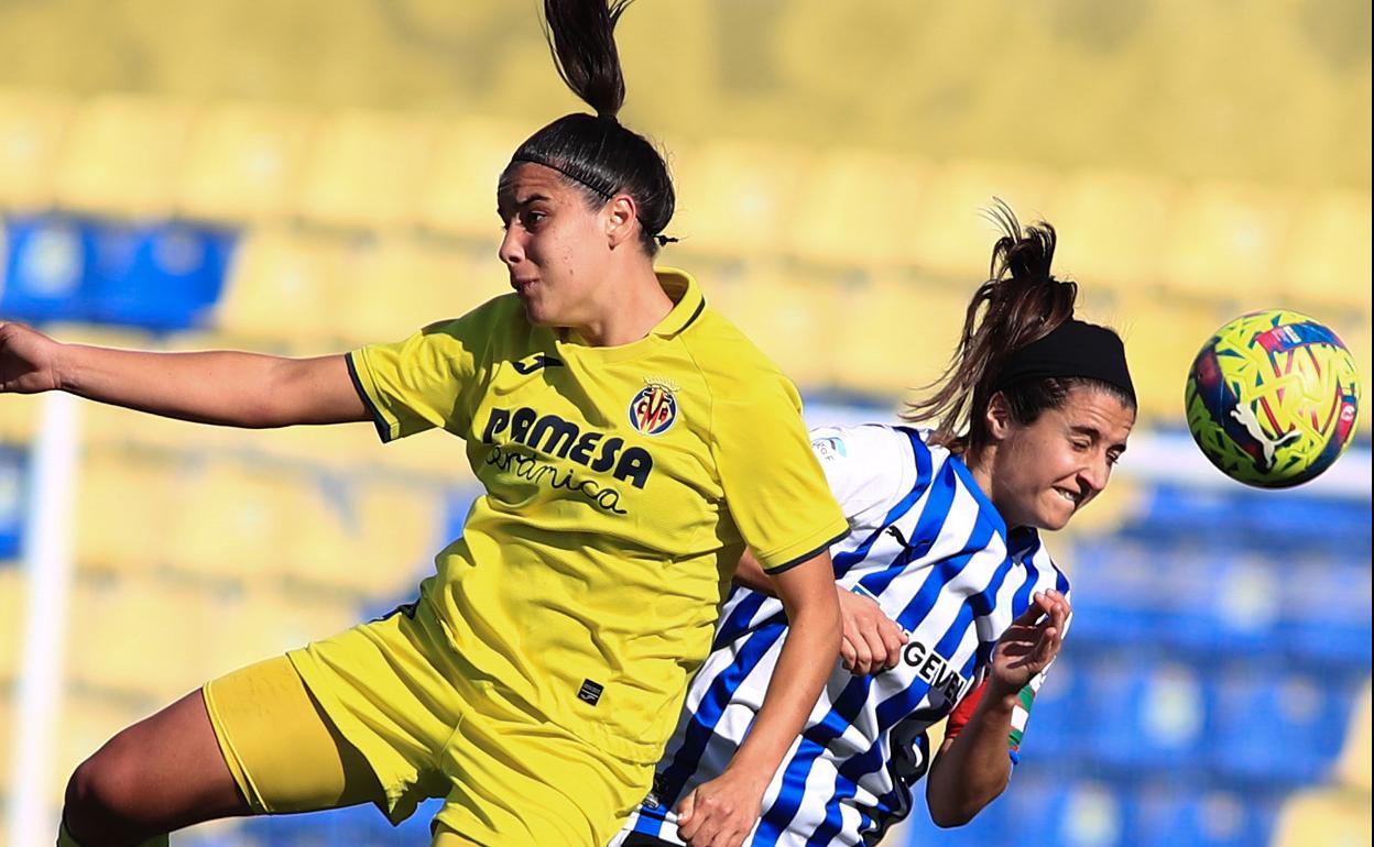 La capitana albiazul Ane Miren intenta imponerse en un balón aéreo. 
