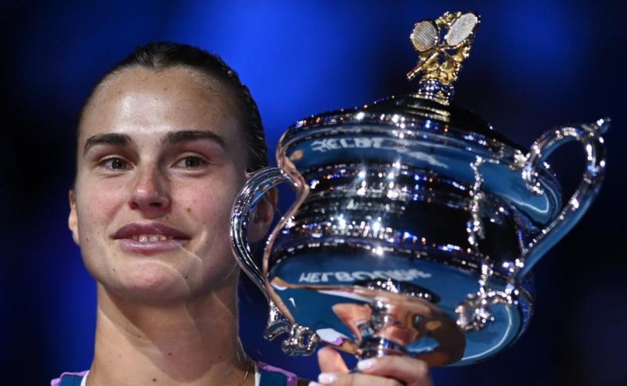 Aryna Sabalenka sostiene el trofeo de campeona del Open de Australia. 