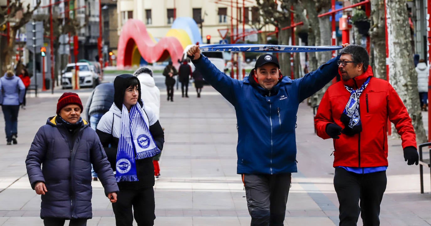 Fotos: Ambiente festivo en la previa del Mirandés-Deportivo Alavés