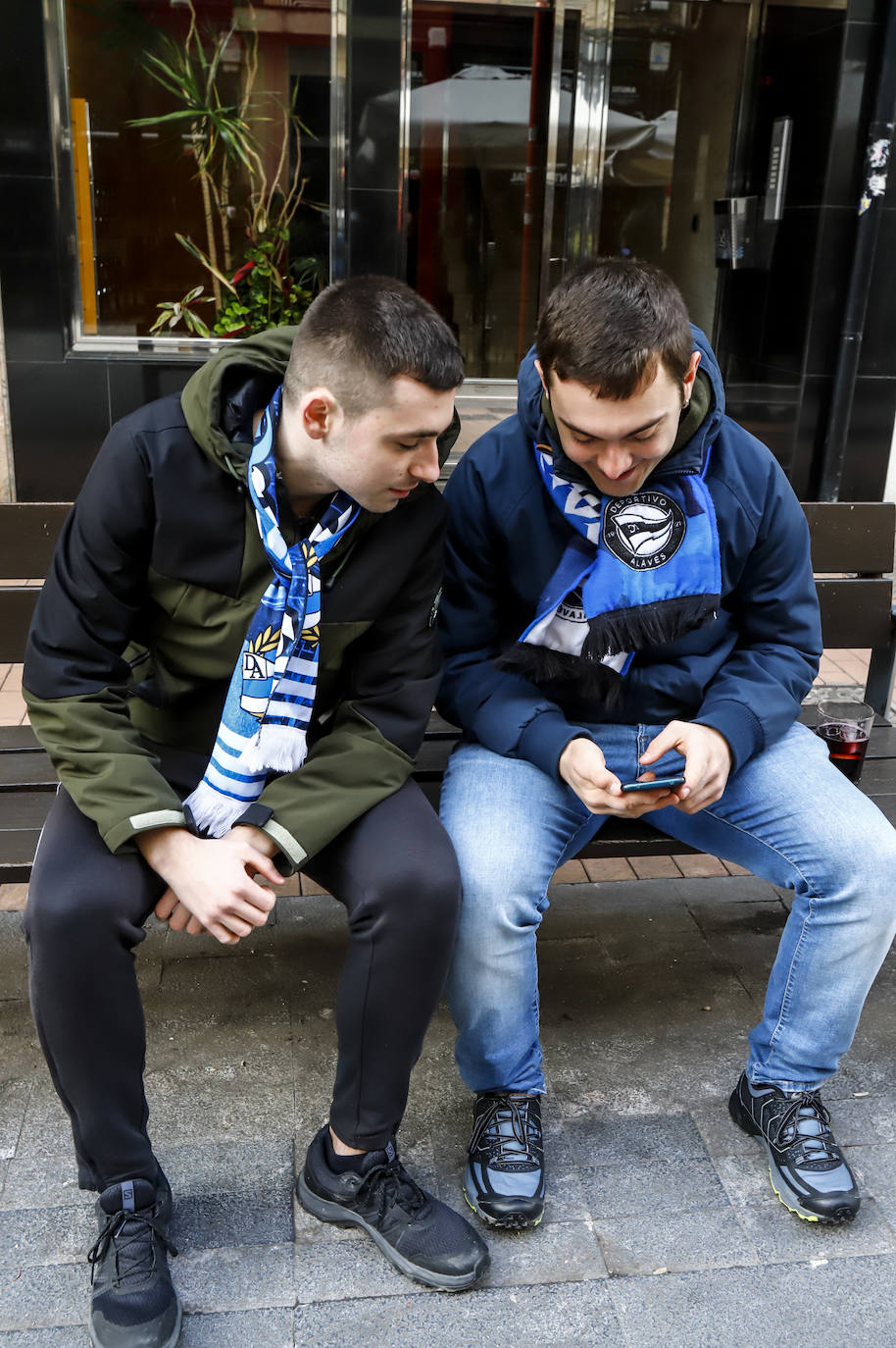 Fotos: Ambiente festivo en la previa del Mirandés-Deportivo Alavés