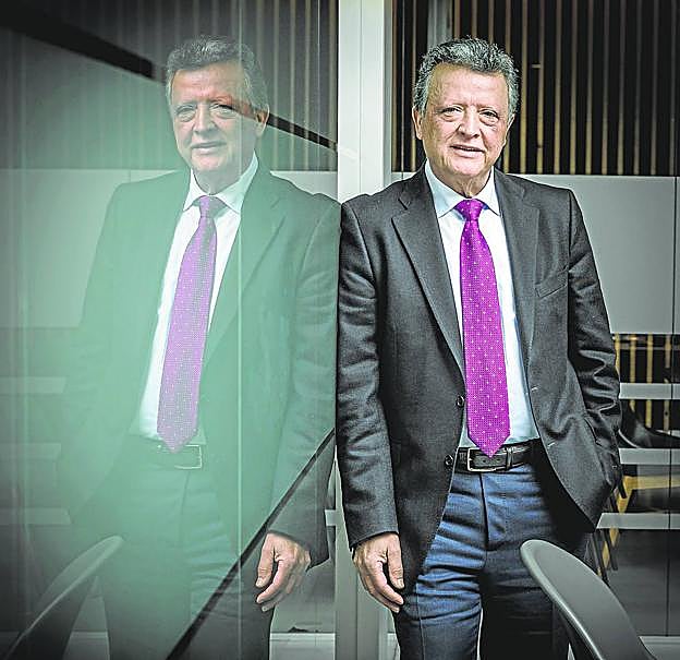 El exdirectivo de Mercedes Emilio Titos posa en el txoko del Círculo Vitoriano. 