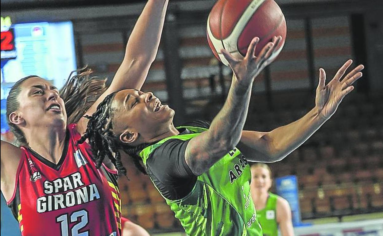 Tanaya Atkinson supera la defensa de la australiana Tolo.