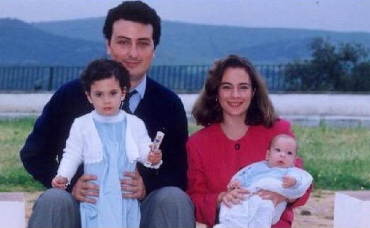 Alberto Jiménez-Becerril y Ascensión García, con dos de sus tres hijos antes de que ETA los matara el 30 de enero de 1998.