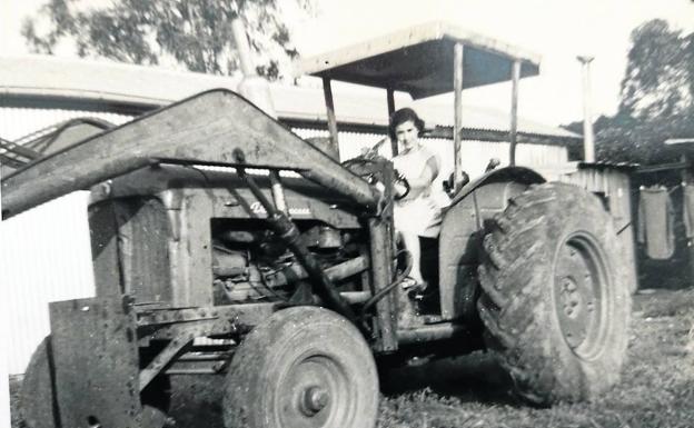 La joven de Gernika Milagros Revuelta Peral, en la plantación de Ingham, Queensland, en 1963. 