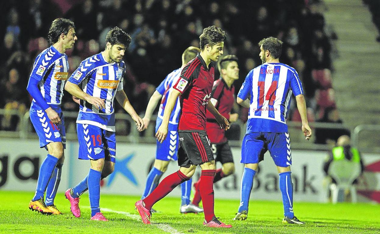 El último partido de Liga entre el Mirandés y el Alavés en Anduva data del 13 de febrero de 2016, con el hoy rojillo Manu García como capitán de los visitantes.
