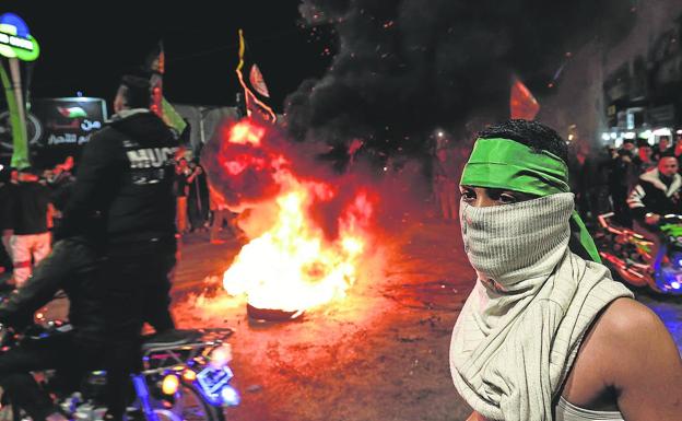 Jóvenes palestinos celebran en las calles de Gaza los últimos atentados cometidos por 'lobos solitarios' en Jerusalén. 