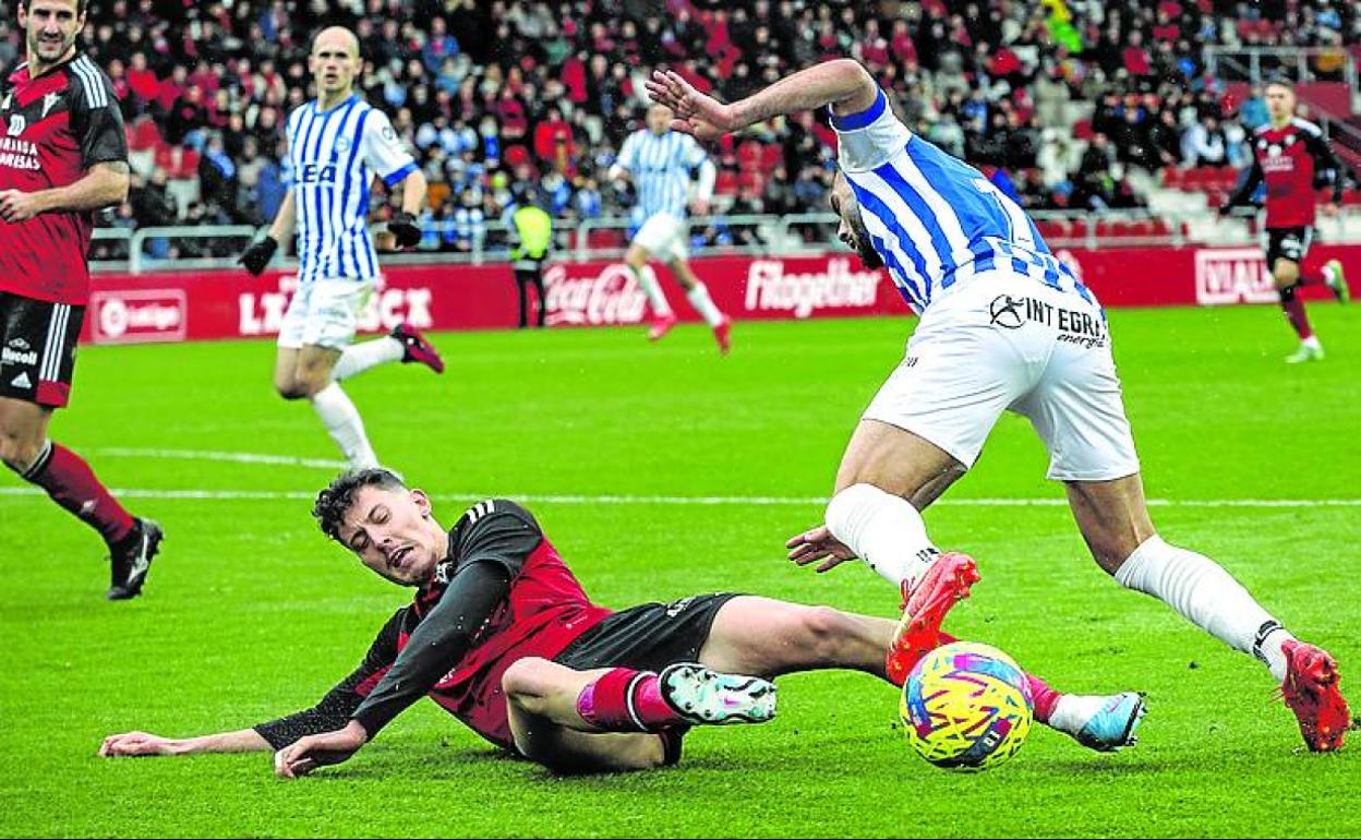 Luis Rioja cae enredado por Michelis en Anduva. 