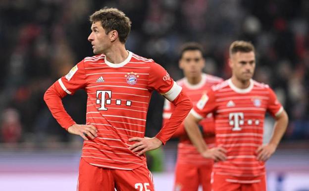 Los jugadores del Bayern, serios tras el empate. 