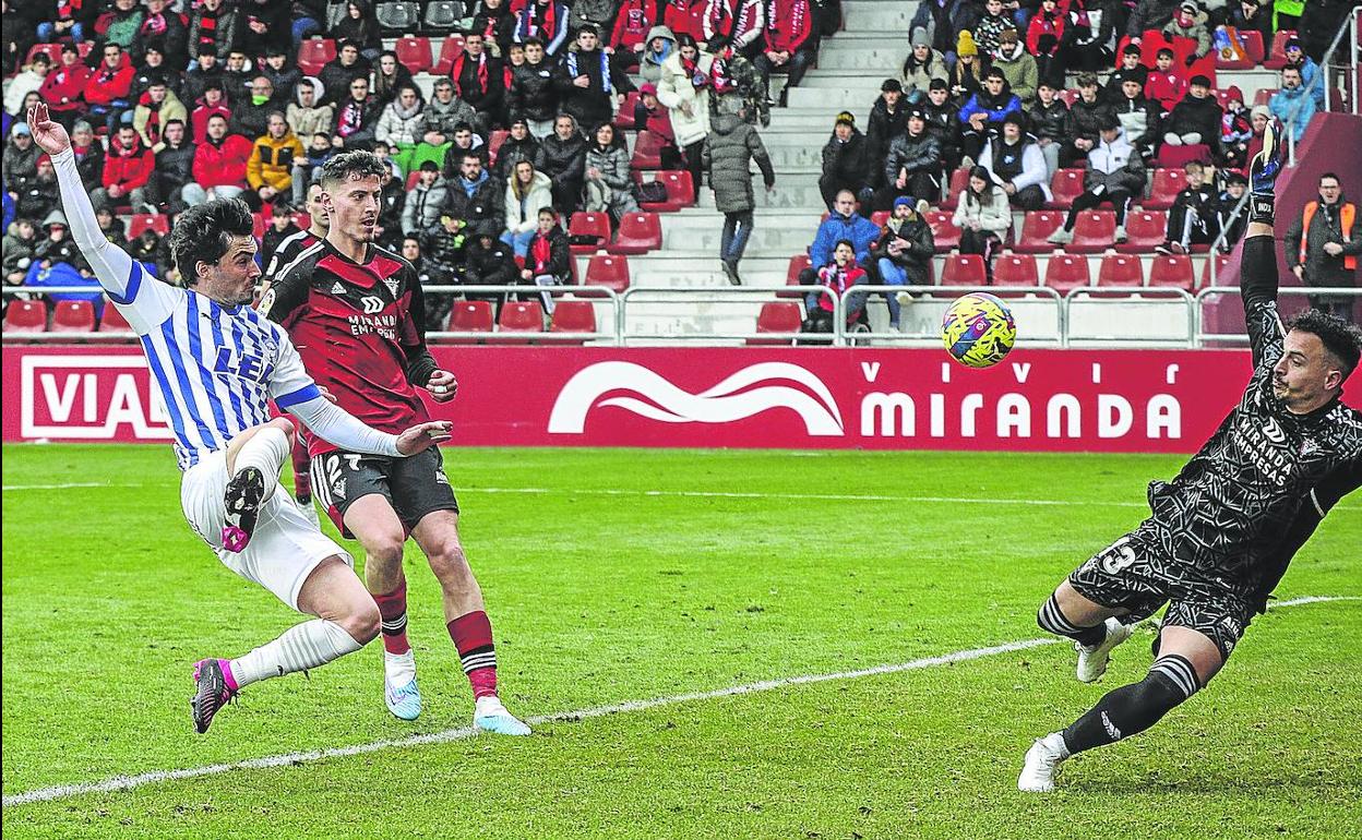 Jason logra rematar el centro servido por Luis Rioja para firmar el gol del empate minutos antes del descanso.