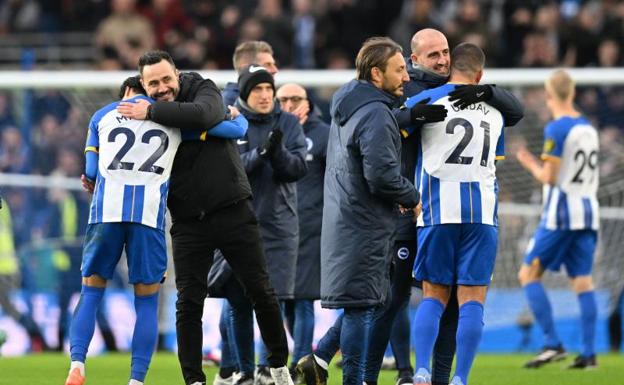 Jugadores del Brighton celebra su pase tras ganar al Liverpool. 