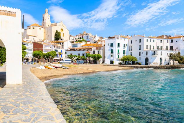 1. Cadaqués, Gerona. Situada en pleno corazón del Cabo de Creus, esta localidad es una de las más emblemáticas de la Costa Brava. Esta bella población de raíces marineras cuenta con excelentes playas y tranquilas calas de aguas transparentes que, unidas a una inmejorable infraestructura turística, atraen a todos aquellos que buscan un lugar para disfrutar del sol y del mar. Al fondo de la bahía de Cadaqués se eleva su casco histórico y sobre el perfil de la villa destaca la iglesia de Santa María, templo de blanca fachada y cuidadosamente restaurado que alberga un magnífico retablo de estilo barroco.