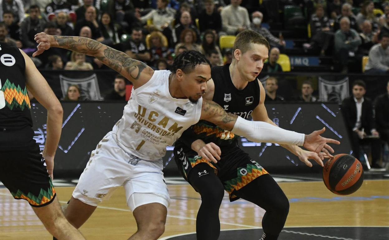 Ludde Hakanson pelea por un balón con Jordan Davis del Murcia. 