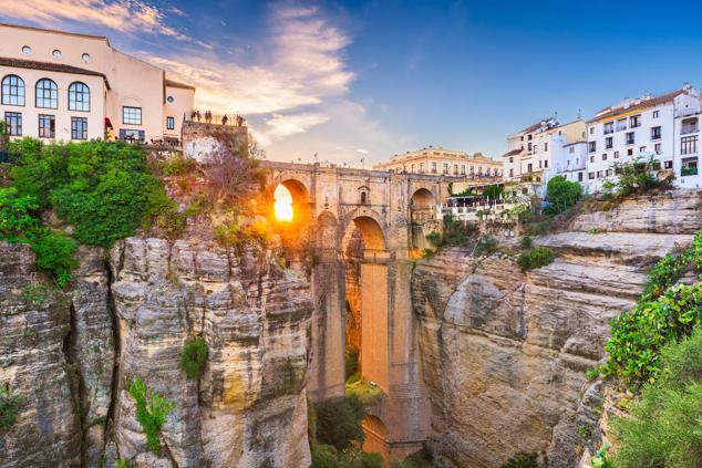 6. Ronda, Málaga. Quizá su estampa más popular sea el Puente Nuevo, que ayuda a sortear la impresionante caída del Tajo de Ronda, que alcanza los 98 metros de altura. Y por supuesto, la plaza de toros, una de las más antiguas de España (1795) y que gracias a su excelente estado conserva todo el encanto y se mantiene plenamente funcional. 