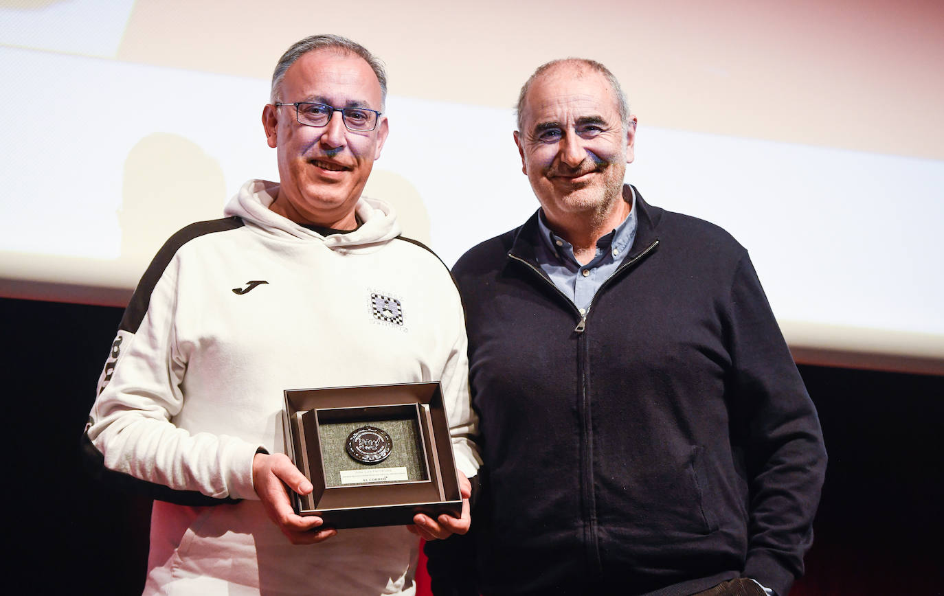 Juan Carlos Fernández, hermano del ajedrecista José Luis Fernández, recibe el premio en su nombre de manos de Jon Agiriano.