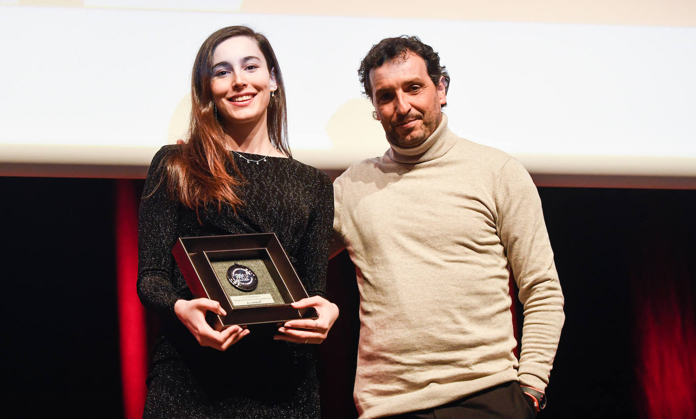 Jone Magdaleno (taekwondo), con su premio, entregado por Igor Barcia, jefe de sección de Deportes.