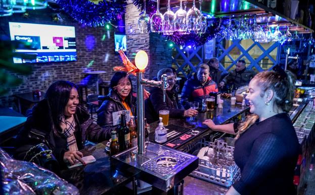 Imagen principal - Arriba: ¿Dónde quedamos? Pues, 'Dónde Leo', claro. Los bares, restaurantes y discotecas de ambiente latino han proliferado en Vitoria. Uno de los ejemplos más citados por la comunidad colombiana como referente de local acogedor y 'disfrutón' es el Bluebber Bar, más conocido como el 'Donde Leo' por su dueño, Leonardo y Marlene.| En el centro: Consuelo Parra, alma de Prestaturik. Más de 20 años en Vitoria, hacen de Consuelo un referente en la comunidad colombiana. Lidera una asociación especializada en asesorar y formar a personas llegadas de distintos países. Le queda tiempo para apoyar con sus deberes de euskera a escolares de 70 familias migrantes | Abajo: Dina Cozby, moda made in Colombia. La textil es una de las industrias más potentes de su país. Dina Cozby trabajaba en ese sector, pero la vida la trajo a Vitoria, donde ya vivía su ex suegra, «una segunda madre». Tras ganarse la vida como interna y ser mamá puso una tienda on line con prendas colombianas. Dado el éxito, dio el salto a una tienda física.