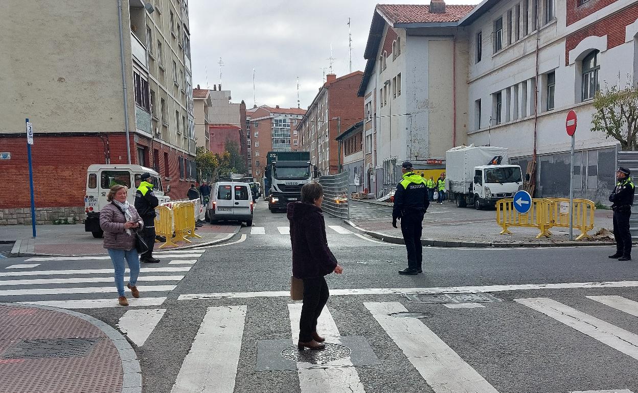 Los enseres se cargan en camiones tras derribar la valla perimetral que se colocó, ante la vigilancia policial. 