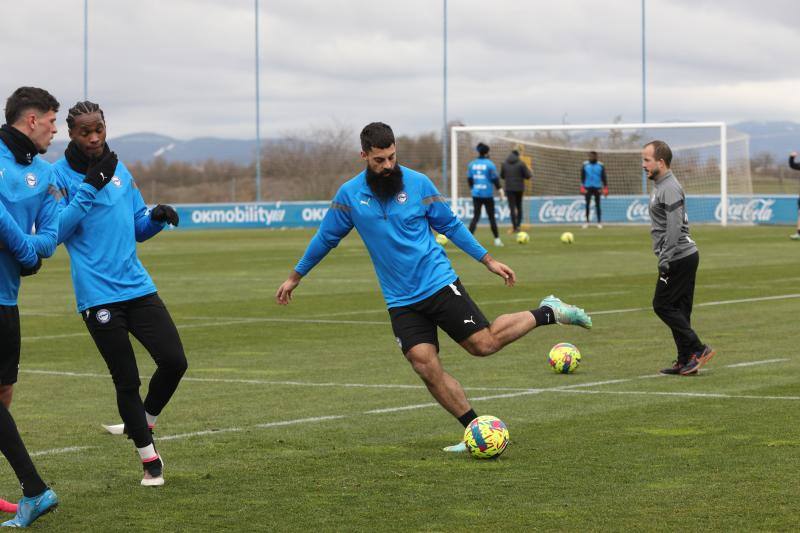 Asier Villalibre se ejercita en Ibaia en su primer día como jugador albiazul. 