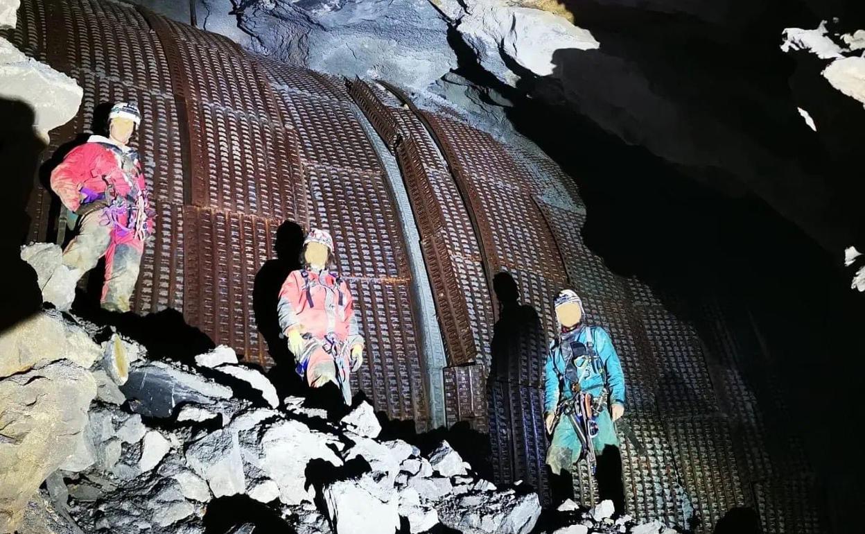 Parte del equipo espeleológico frente a lo que parece ser la cubierta de un túnel, en una galería de Lezetxiki.