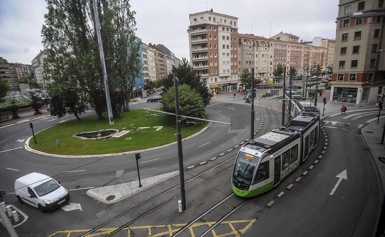 El Gobierno vasco deja en manos del Ayuntamiento llevar el tranvía por Bustinzuri o Pedro Asúa