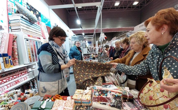 Desde la apertura de la feria numerosas personas llenaron el pabellón del BEC en busca de material para sus creaciones. /L. G.