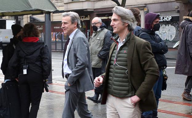 Alberto San Juan y Ernesto Alterio en el rodaje en la Gran Vía bilbaína de 'El cuarto pasajero'.