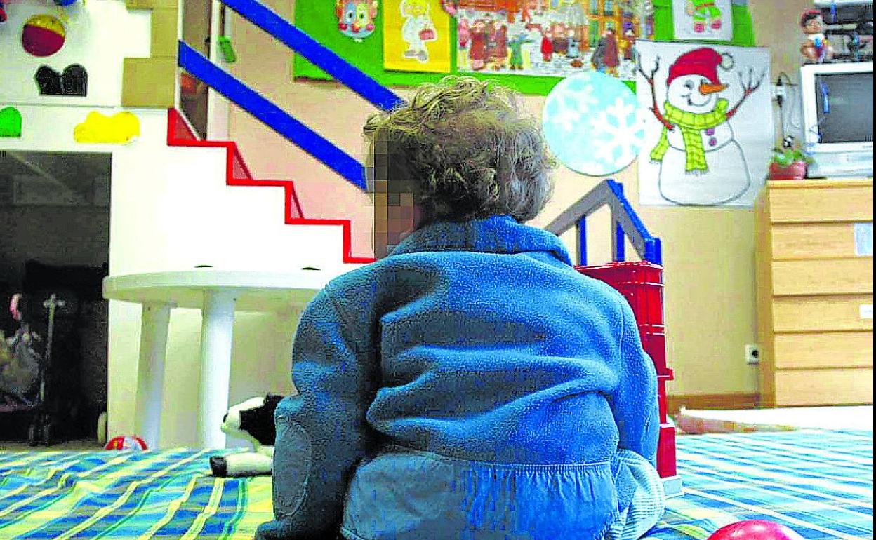 Un niño a la espera de una familia de acogida juega en una sala de la residencia Loistarain de San Sebastián. 