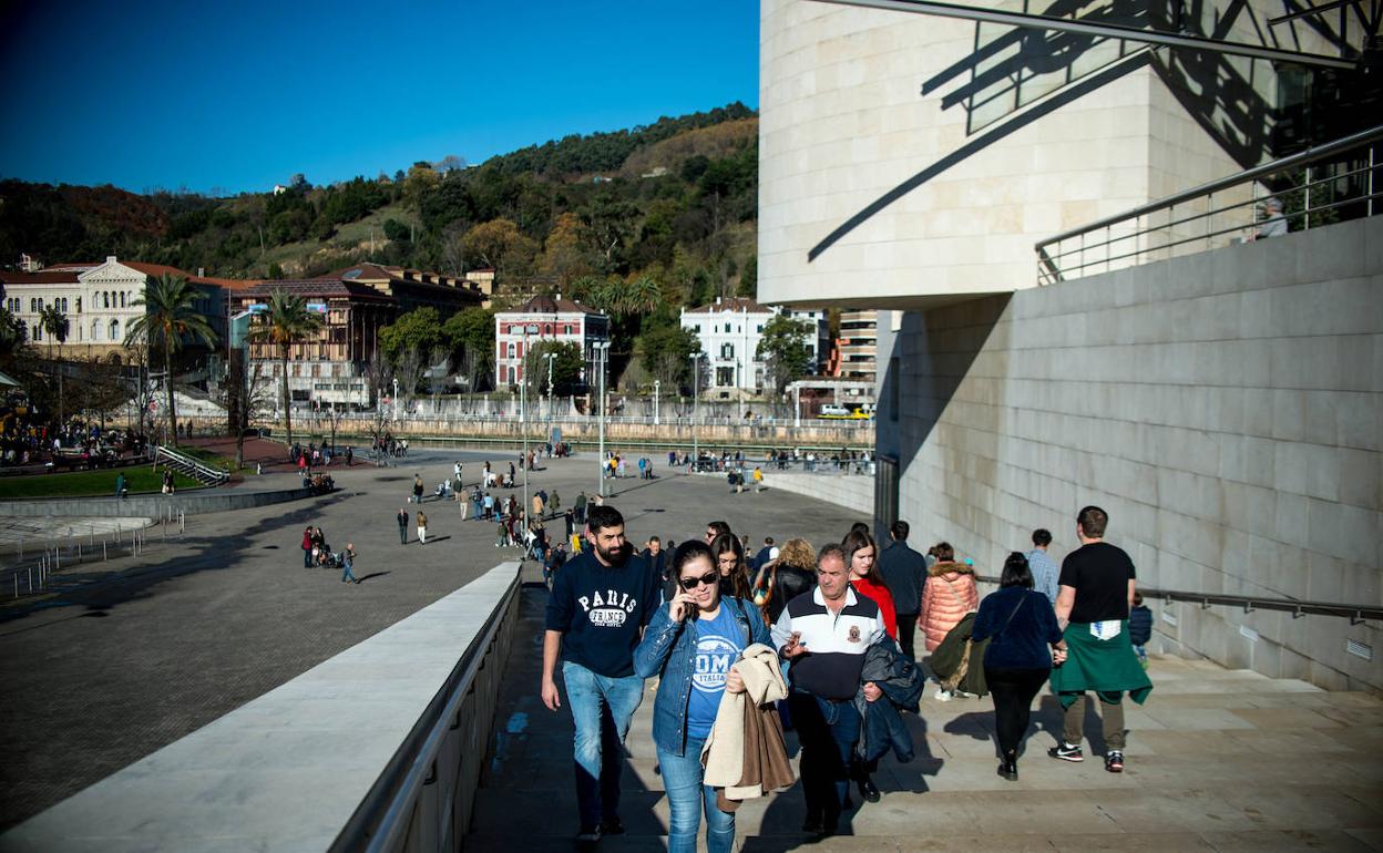 Numerosos turistas cerca del Guggenheim.