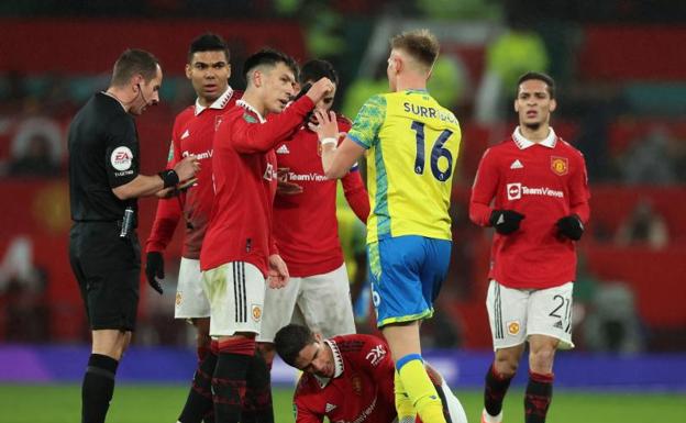 United and Forest players discuss a foul. 