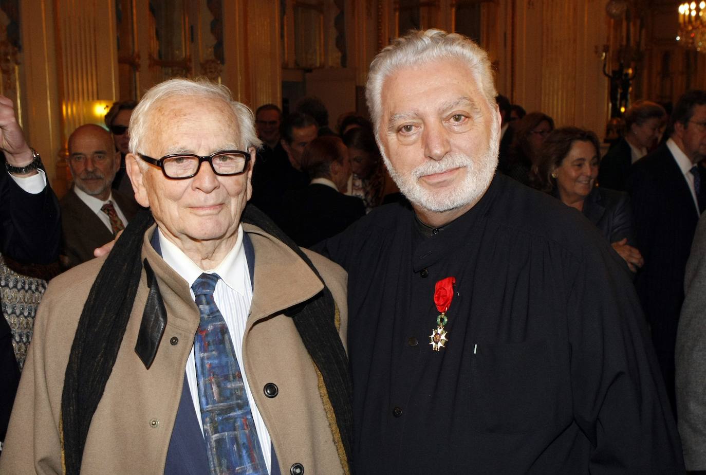 Con otro gran genio de la moda, Pierre Cardin, en 2010 en París. 