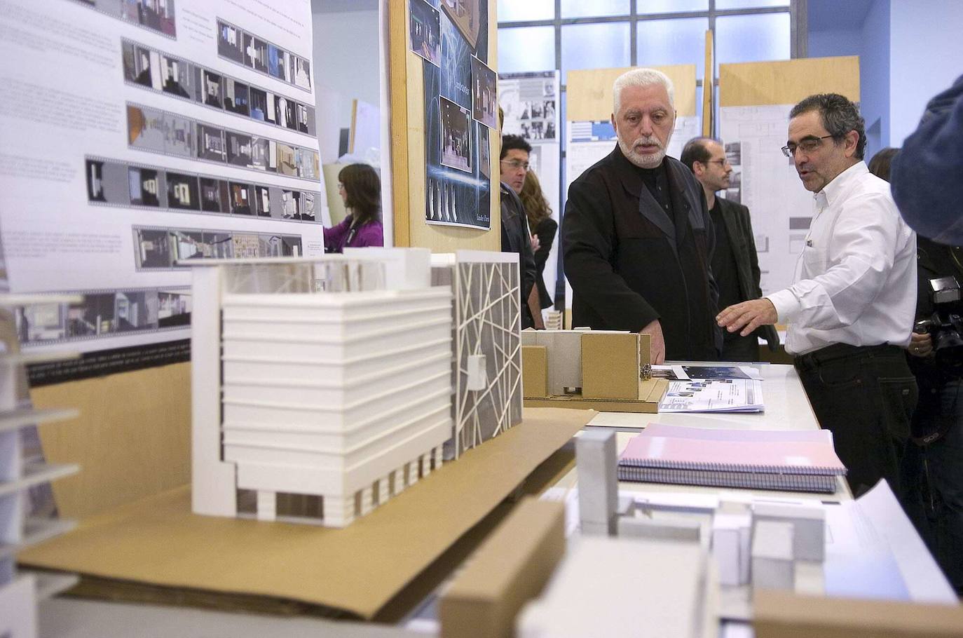 Presentación de la maqueta de su museo en Pasaia, que no llegó a materializarse. Era 2007.