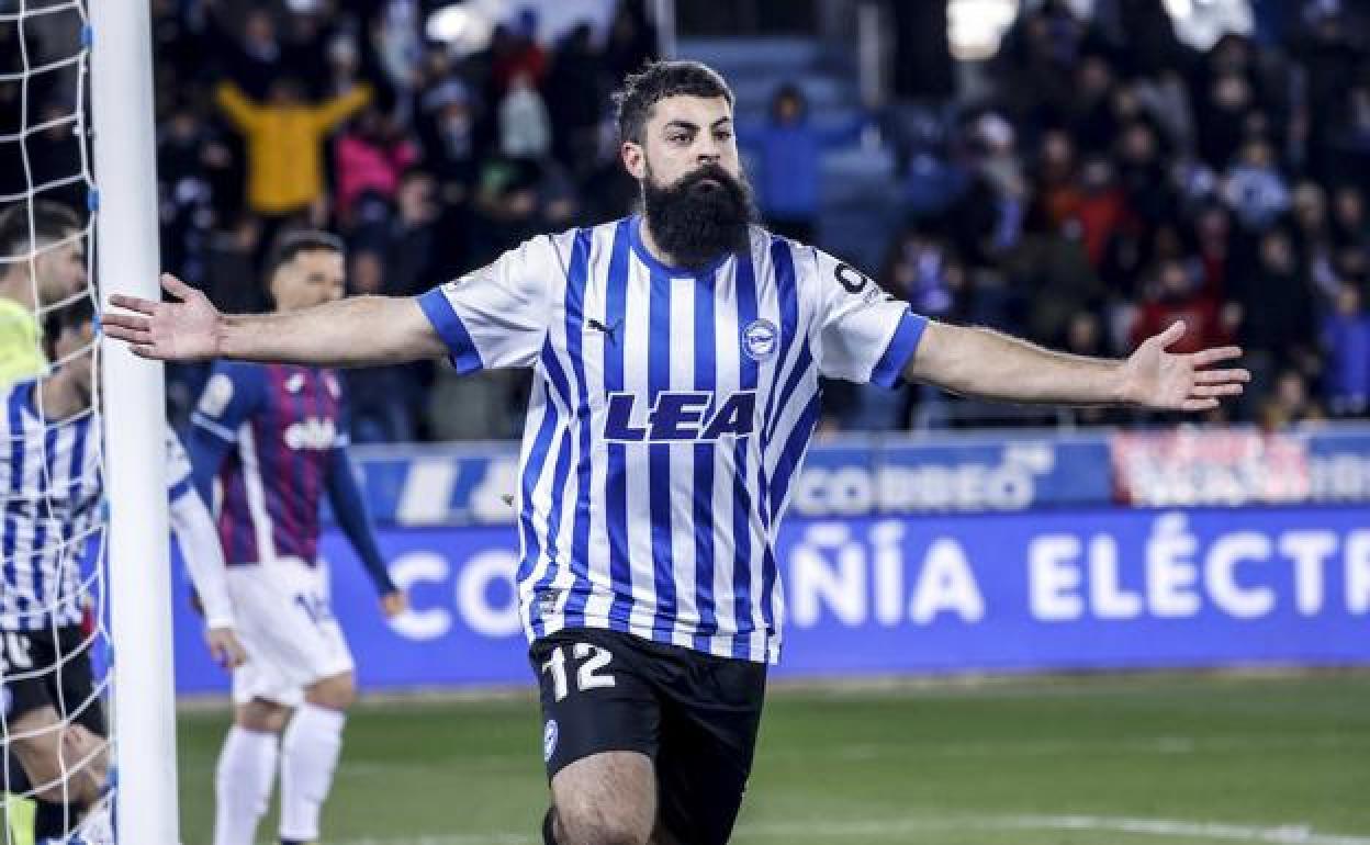 Villalibre celebra uno de sus tantos. 