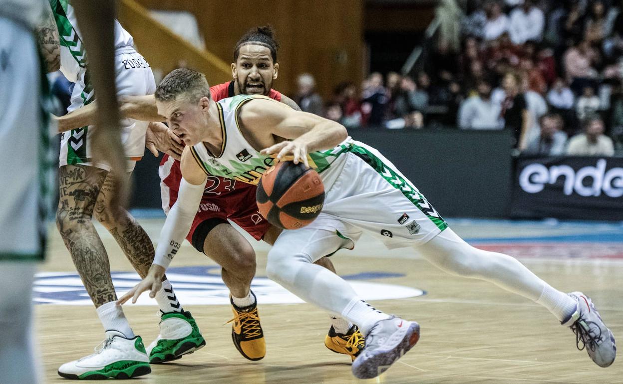 Ludde Hakanson intenta superar la defensa de Jeremiah Hill, del Basquet Manresa. 