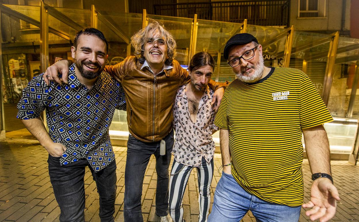 Asier Jr., Anti, Brus y Asier Yarza: batería, guitarra, voz y bajo de la banda alavesa Barriomanía. 