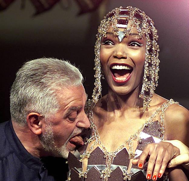 Rabanne prueba una de sus creaciones, elaborada con chocolate.