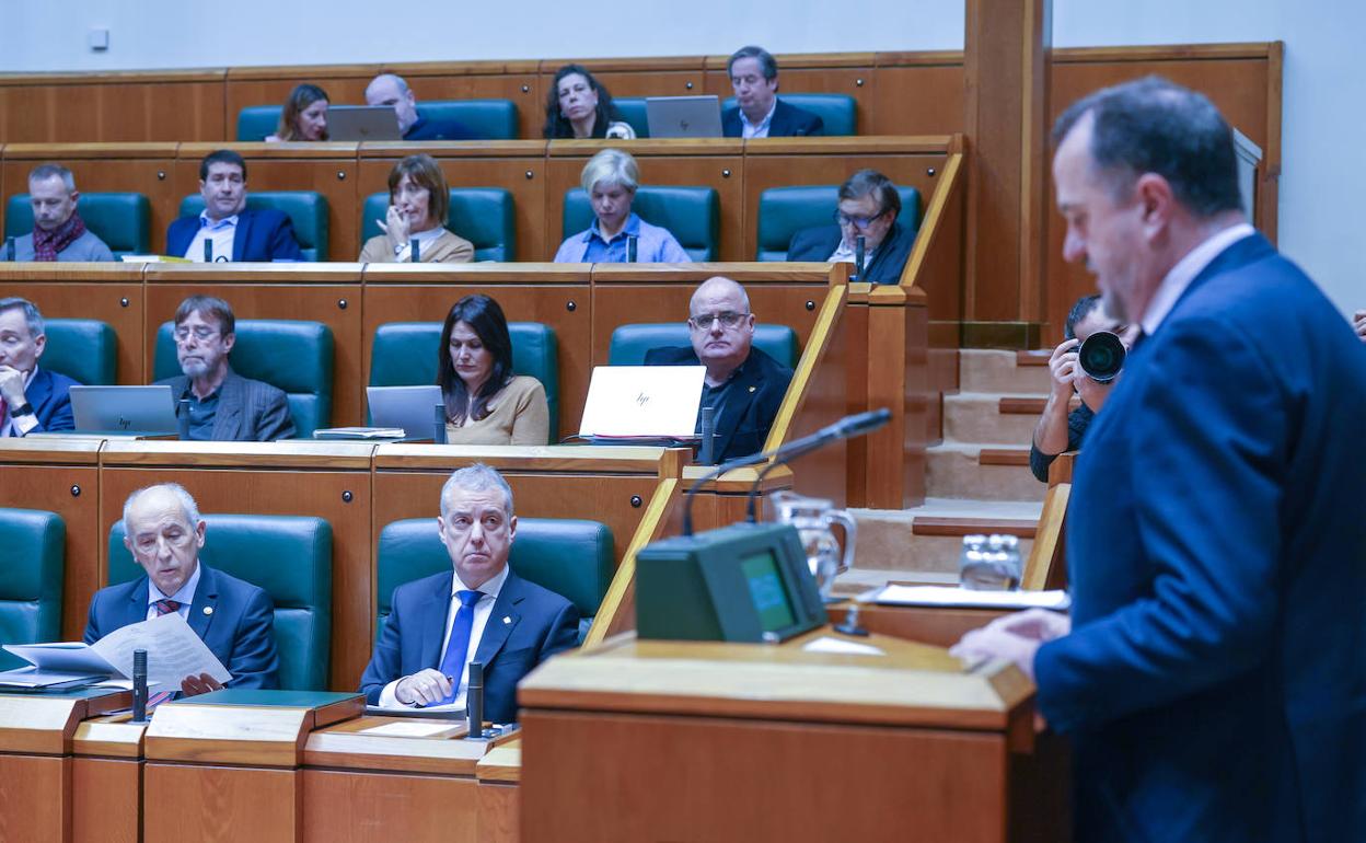 El lehendakari, Iñigo Urkullu, escucha la pregunta de Carlos Iturgaiz (PP), este viernes en el Parlamento vasco. 