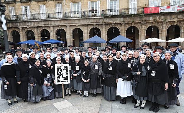 El coro de Arratia desafía al frío y canta a Santa Águeda por las calles de Bilbao