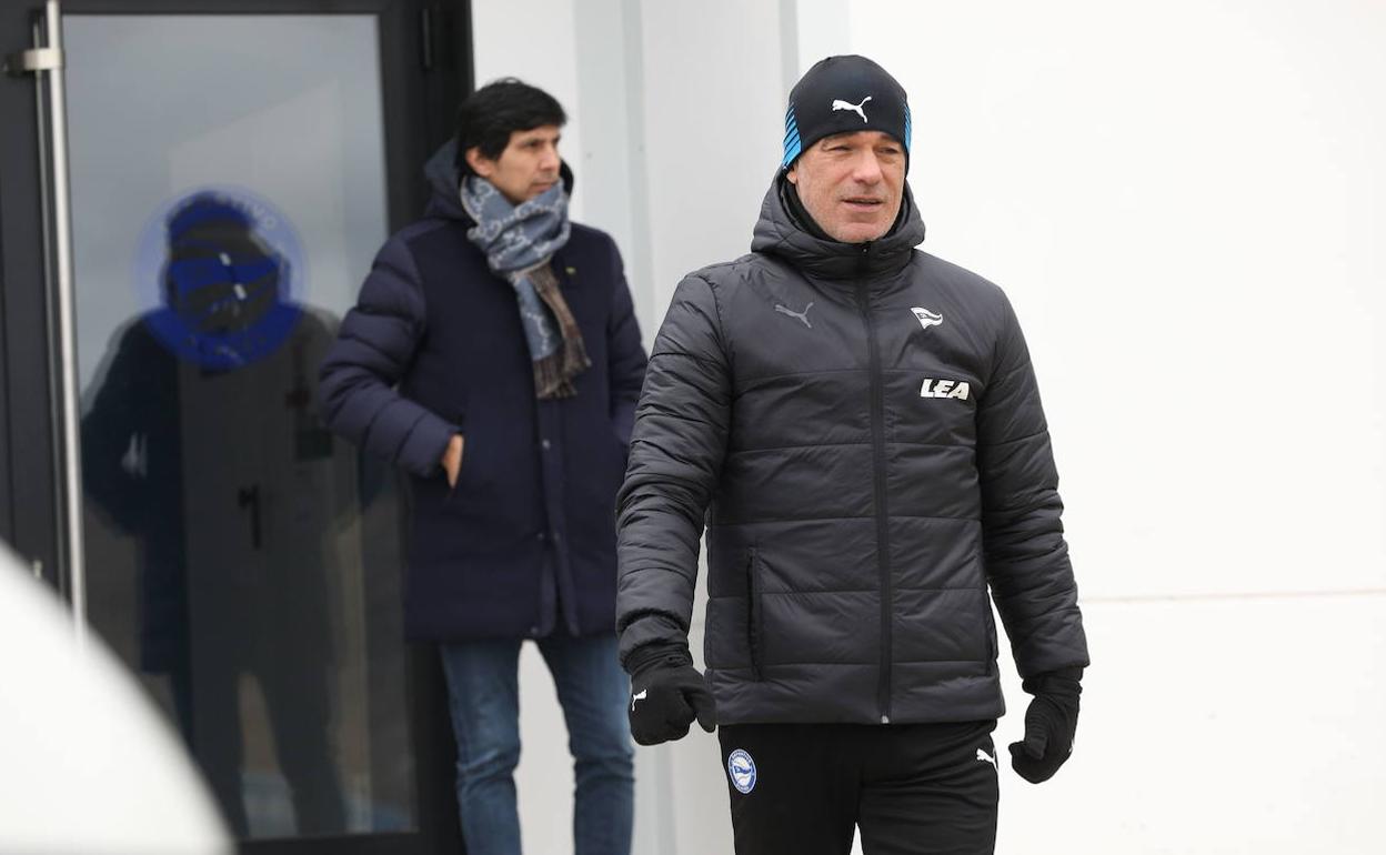 Luis García sale al entrenamiento en Ibaia en presencia de Sergio Fernández. 