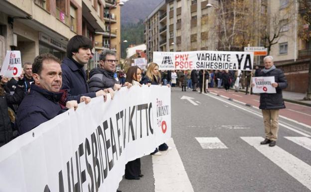 Ermua se echa a la calle para reclamar la construcción de su variante